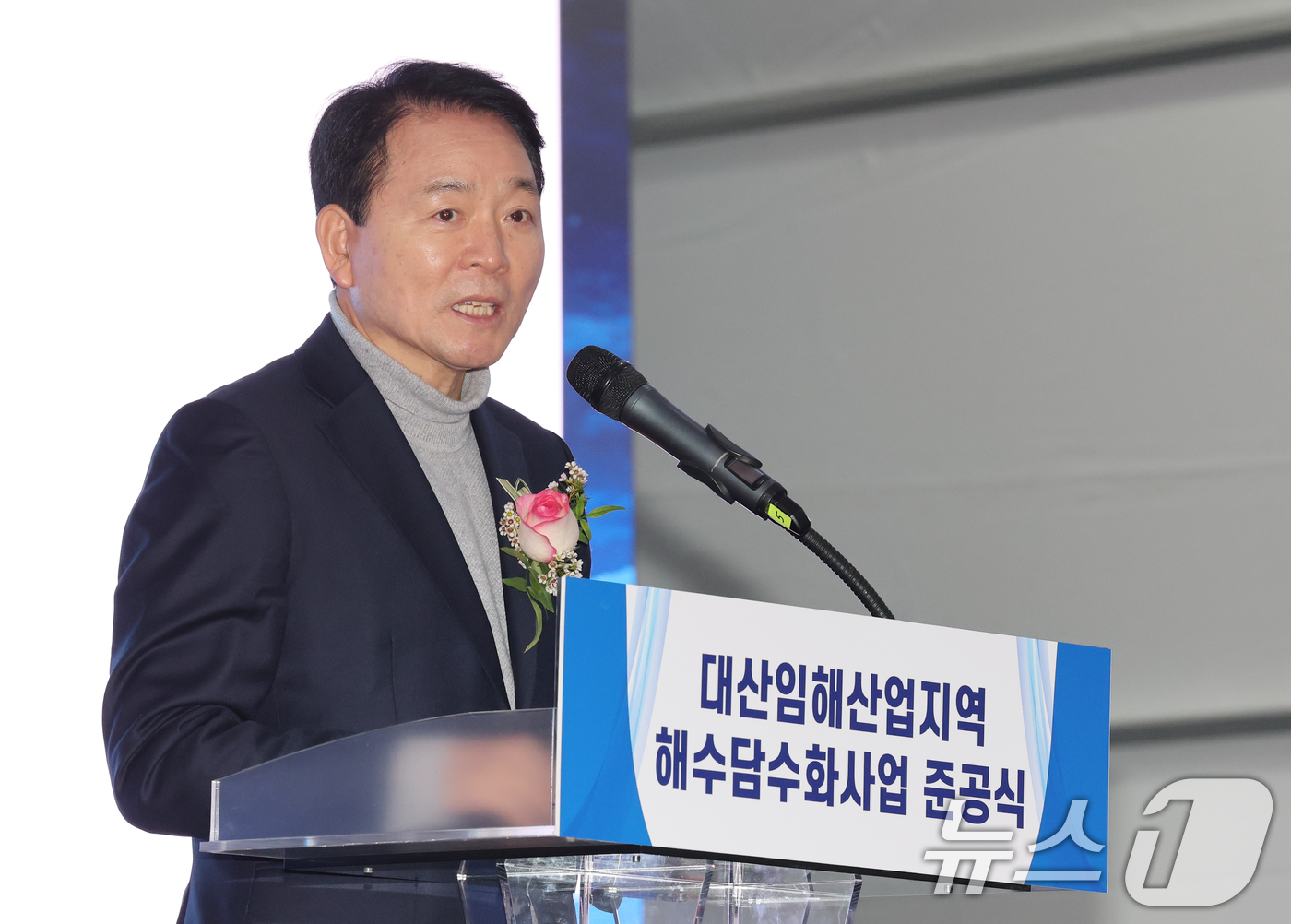 (서산=뉴스1) 김기태 기자 = 성일종 국민의힘 국회의원이 18일 충남 서산 대산해담 플랜트부지에서 열린 대산임해산업지역 해수담수화사업 준공식에서 축사를 하고 있다.대산임해해수담수 …