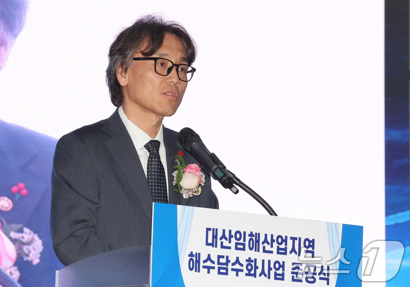 (서산=뉴스1) 김기태 기자 = 금한승 기후에너지환경부 1차관이 18일 충남 서산 대산해담 플랜트부지에서 열린 대산임해산업지역 해수담수화사업 준공식에서 축사를 하고 있다.대산임해해 …