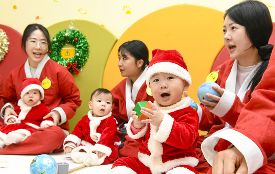 꼬꼬마 아기 산타들