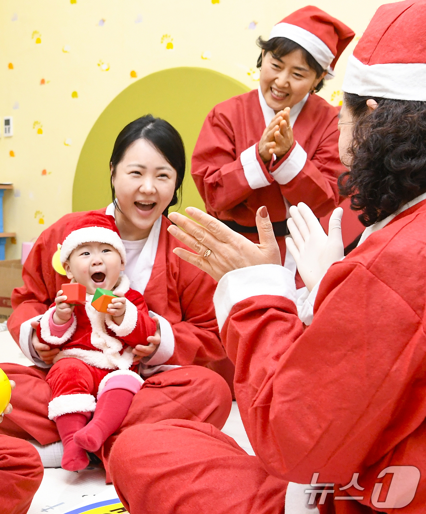 (경기광주=뉴스1) 김영운 기자 = 크리스마스를 일주일 앞둔 18일 경기 광주시 능평도서관에서 산타 복장을 입은 엄마와 아기들이 놀이를 하고 있다. (공동취재) 2025.12.18 …