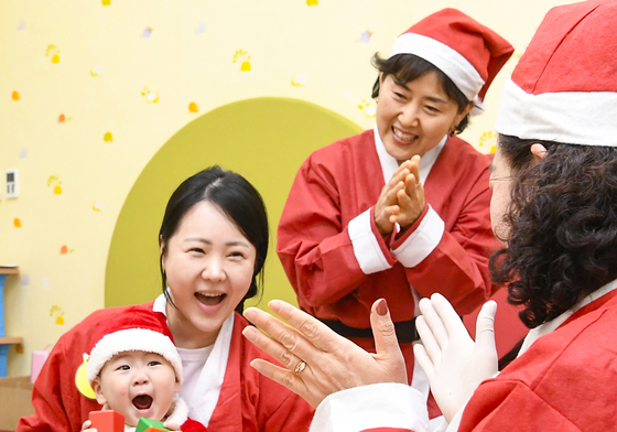 꼬꼬마 아기 산타들