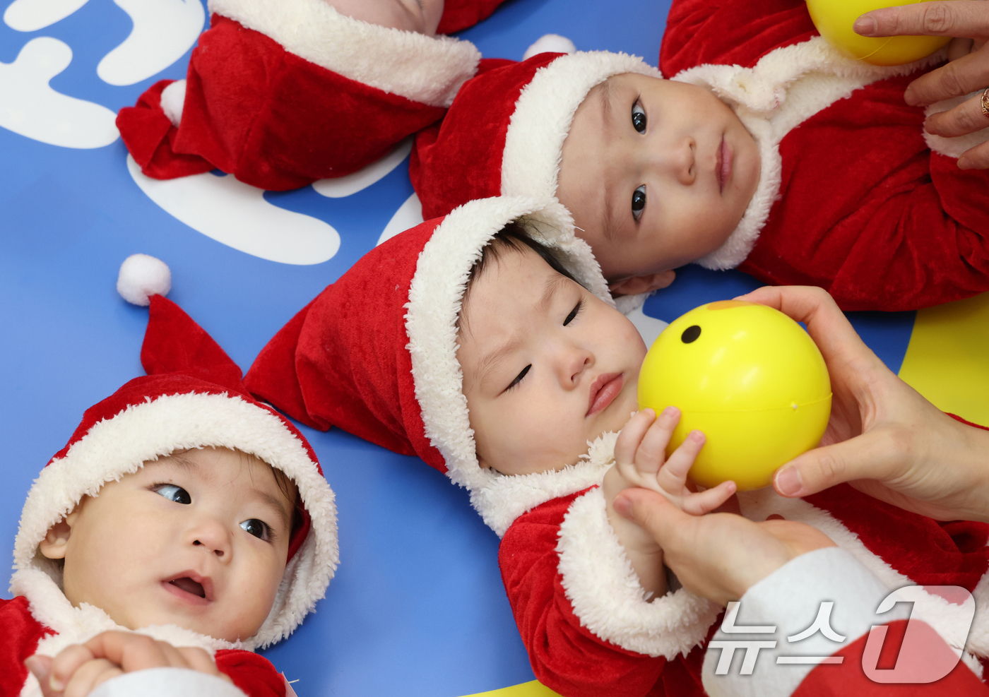 (경기광주=뉴스1) 김영운 기자 = 크리스마스를 일주일 앞둔 18일 경기 광주시 능평도서관에서 산타 복장을 입은 엄마와 아기들이 놀이를 하고 있다. (공동취재) 2025.12.18 …