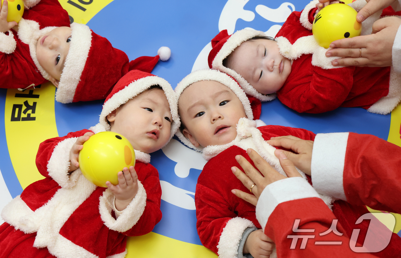 (경기광주=뉴스1) 김영운 기자 = 크리스마스를 일주일 앞둔 18일 경기 광주시 능평도서관에서 산타 복장을 입은 엄마와 아기들이 놀이를 하고 있다. (공동취재) 2025.12.18 …