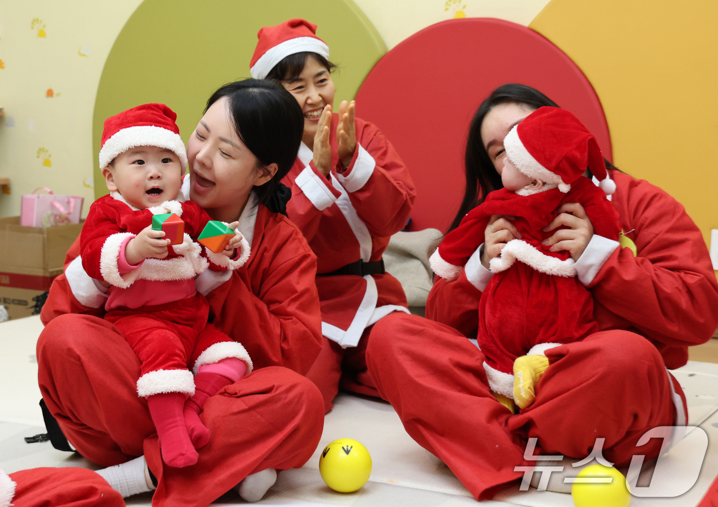 (경기광주=뉴스1) 김영운 기자 = 크리스마스를 일주일 앞둔 18일 경기 광주시 능평도서관에서 산타 복장을 입은 엄마와 아기들이 놀이를 하고 있다. (공동취재) 2025.12.18 …