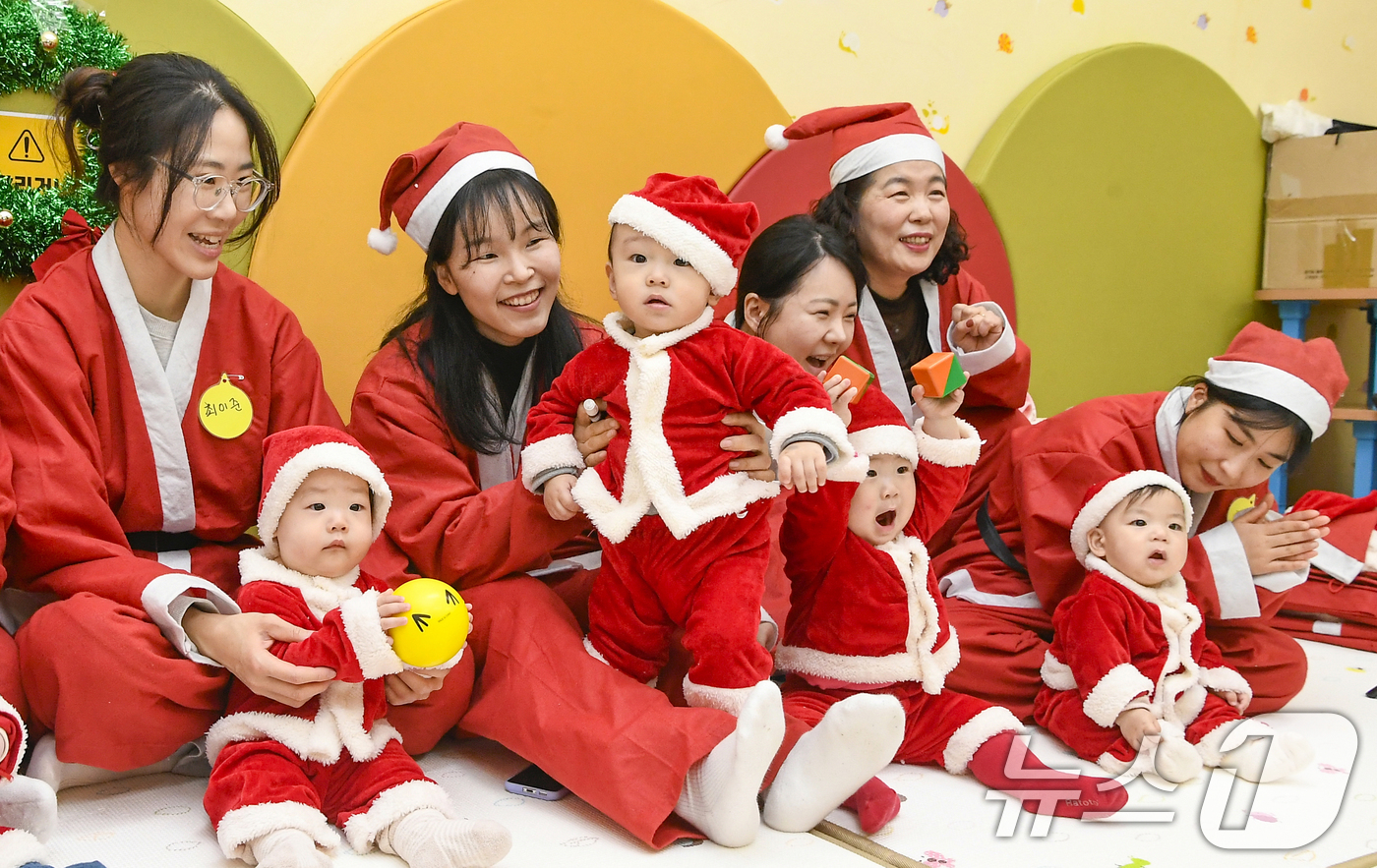 (경기광주=뉴스1) 김영운 기자 = 크리스마스를 일주일 앞둔 18일 경기 광주시 능평도서관에서 산타 복장을 입은 엄마와 아기들이 놀이를 하고 있다. (공동취재) 2025.12.18 …