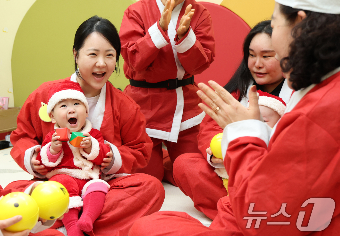 (경기광주=뉴스1) 김영운 기자 = 크리스마스를 일주일 앞둔 18일 경기 광주시 능평도서관에서 산타 복장을 입은 엄마와 아기들이 놀이를 하고 있다. (공동취재) 2025.12.18 …