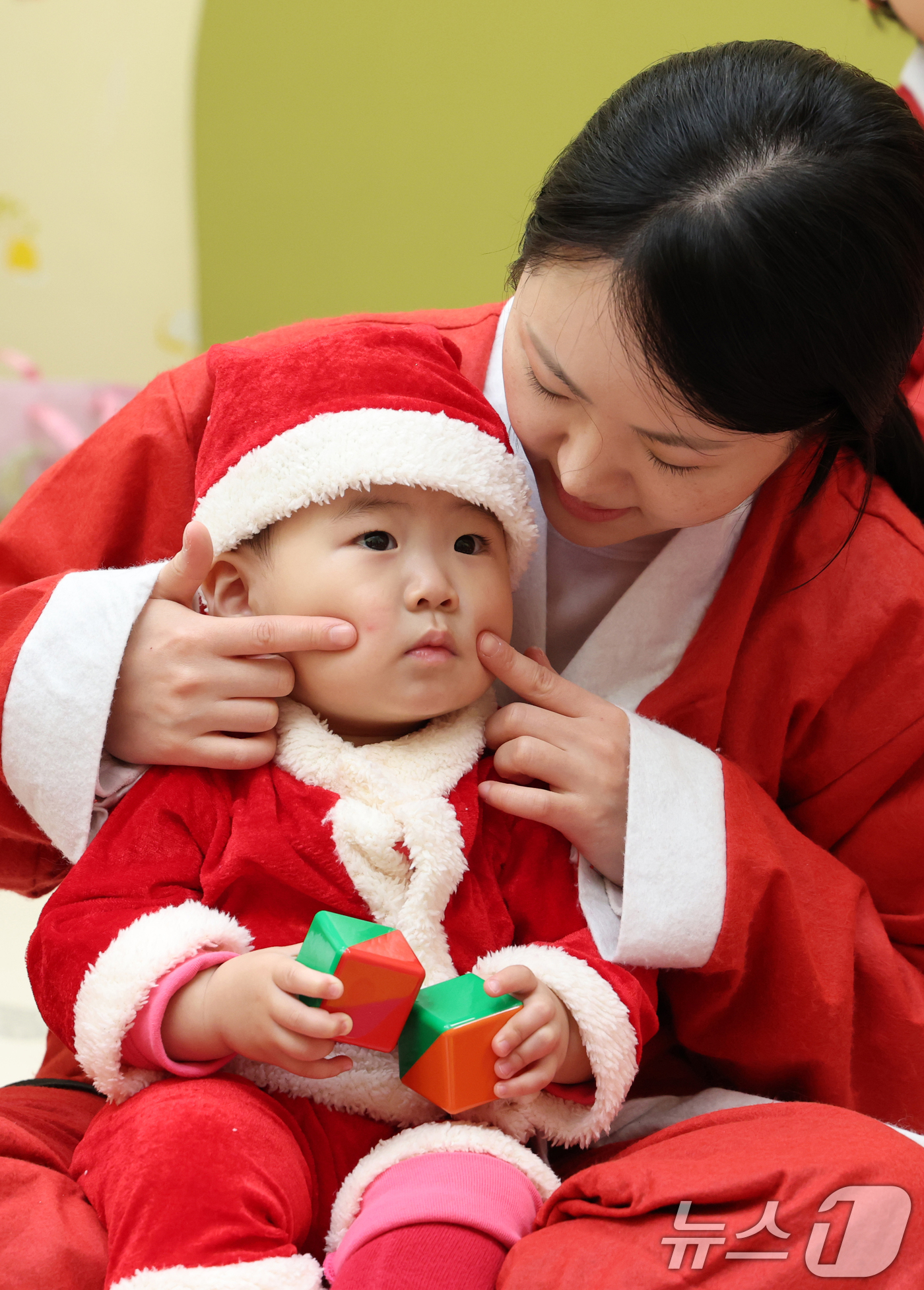 (경기광주=뉴스1) 김영운 기자 = 크리스마스를 일주일 앞둔 18일 경기 광주시 능평도서관에서 산타 복장을 입은 엄마와 아기들이 놀이를 하고 있다. (공동취재) 2025.12.18 …