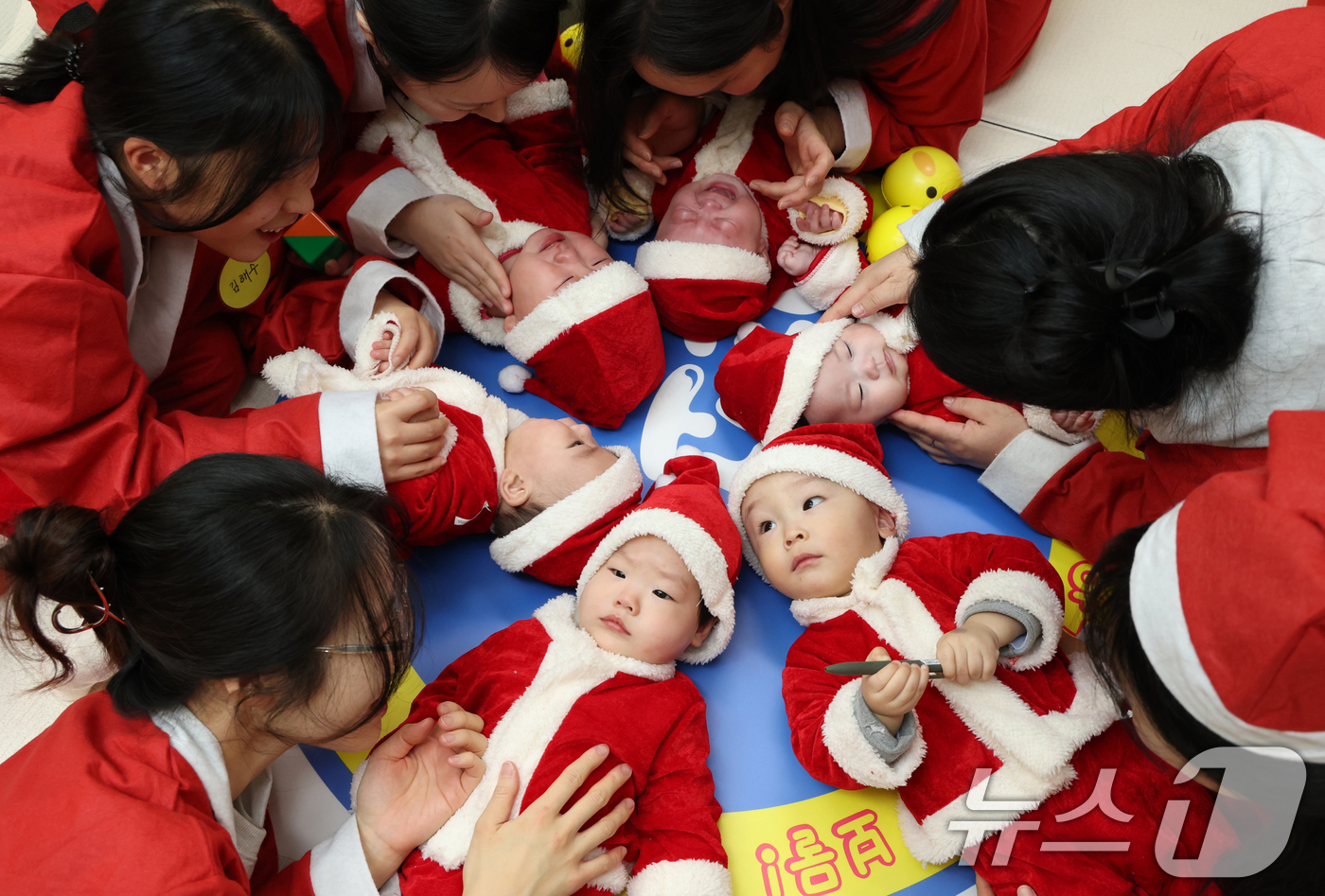 (경기광주=뉴스1) 김영운 기자 = 크리스마스를 일주일 앞둔 18일 경기 광주시 능평도서관에서 산타 복장을 입은 엄마와 아기들이 놀이를 하고 있다. 2025.12.18/뉴스1