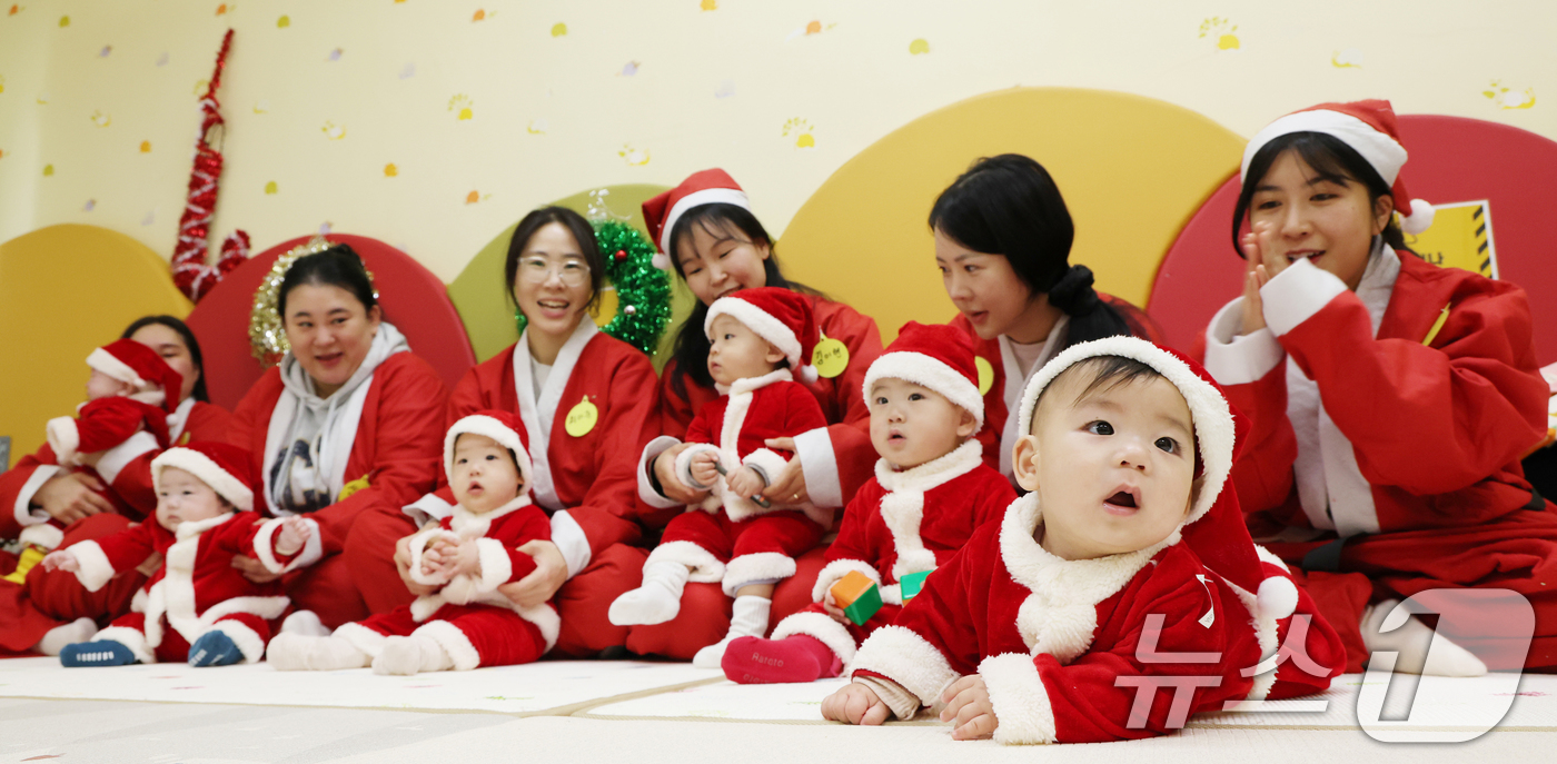 (경기광주=뉴스1) 김영운 기자 = 크리스마스를 일주일 앞둔 18일 경기 광주시 능평도서관에서 산타 복장을 입은 엄마와 아기들이 놀이를 하고 있다. 2025.12.18/뉴스1