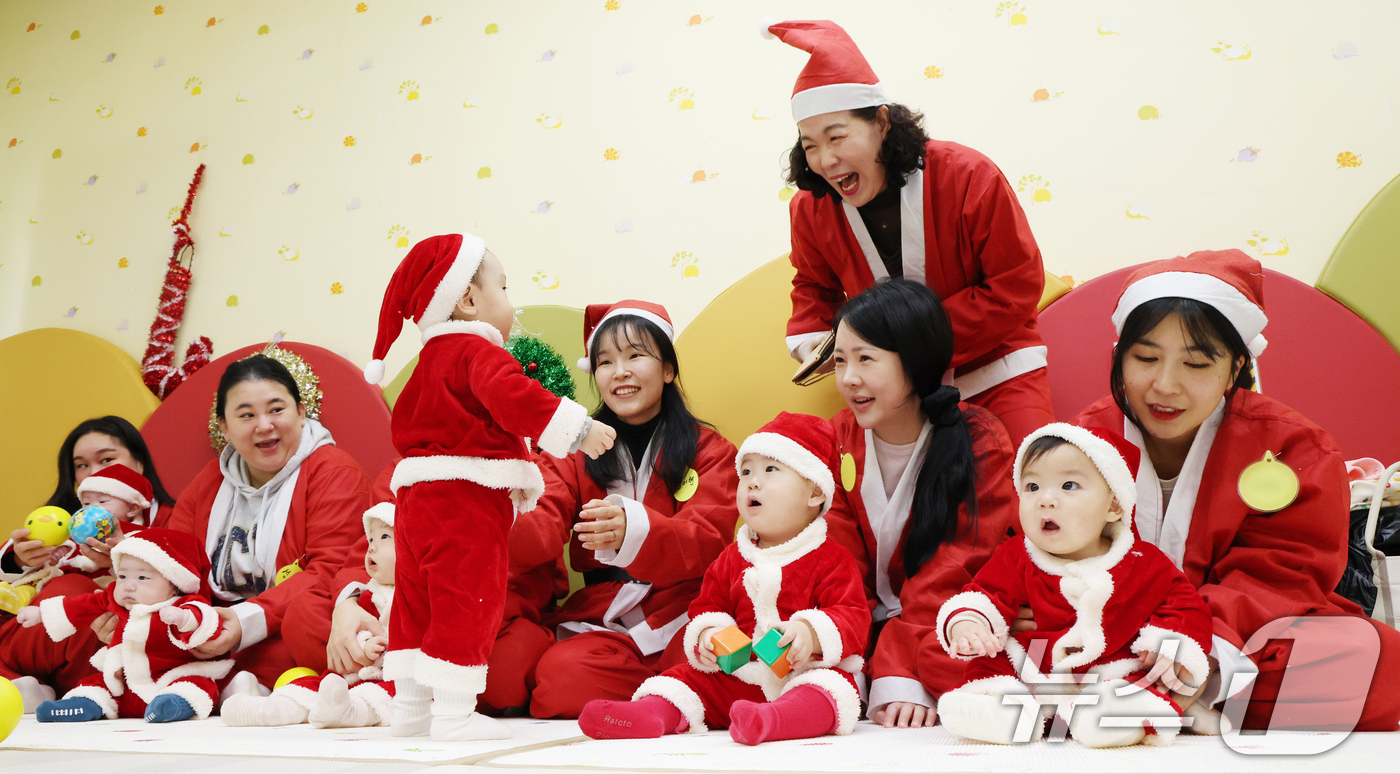 (경기광주=뉴스1) 김영운 기자 = 크리스마스를 일주일 앞둔 18일 경기 광주시 능평도서관에서 산타 복장을 입은 엄마와 아기들이 놀이를 하고 있다. 2025.12.18/뉴스1