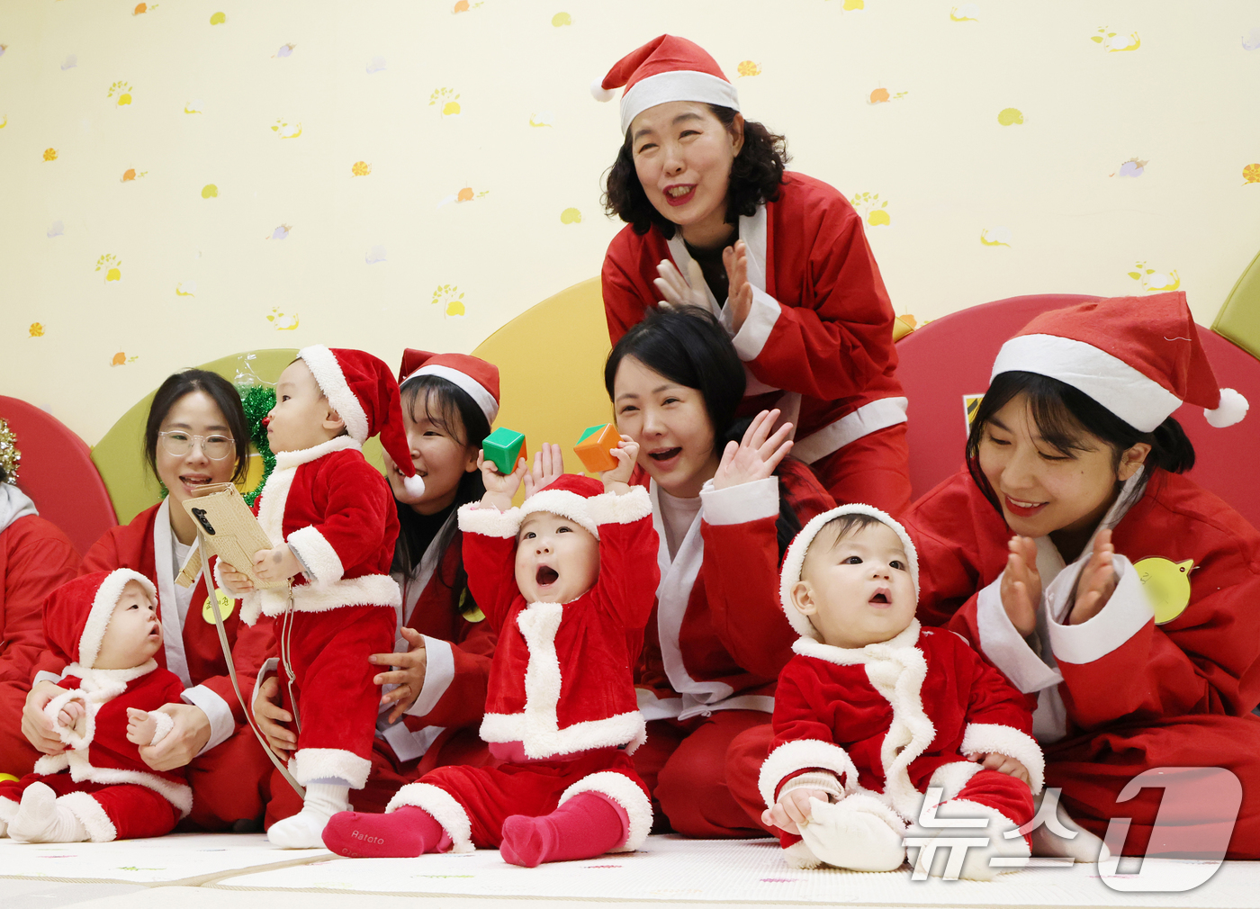 (경기광주=뉴스1) 김영운 기자 = 크리스마스를 일주일 앞둔 18일 경기 광주시 능평도서관에서 산타 복장을 입은 엄마와 아기들이 놀이를 하고 있다. 2025.12.18/뉴스1