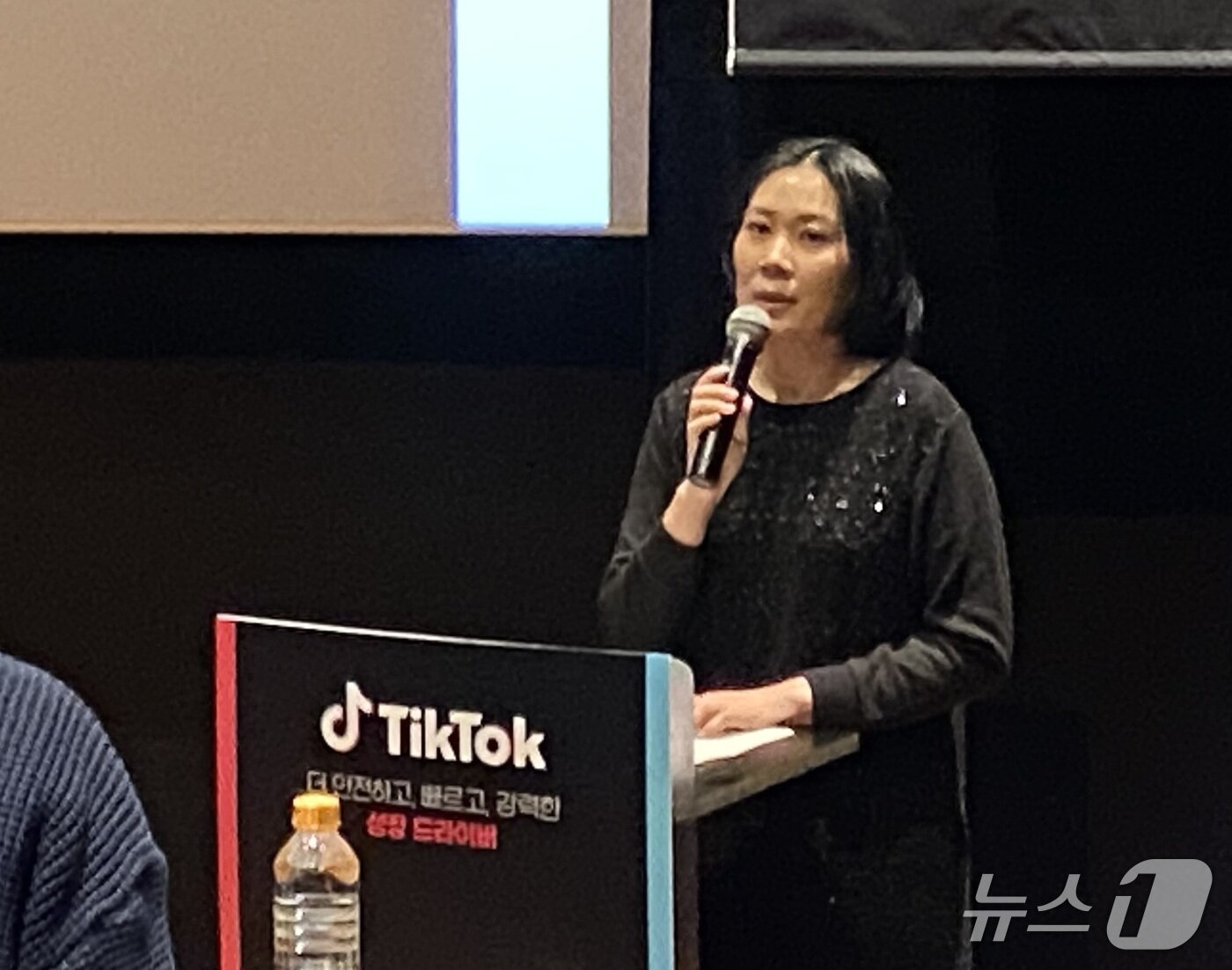 본문 이미지 - 양수영 틱톡 동북아신뢰안전팀 파트너십 매니저가 18일 서울 강남구 CGV 청담씨네시티에서 '2025 틱톡 미디어 데이'를 열고 틱톡의 올해 주요 성과를 설명하고 있다. 2025.12.18. ⓒ 뉴스1 신은빈 기자