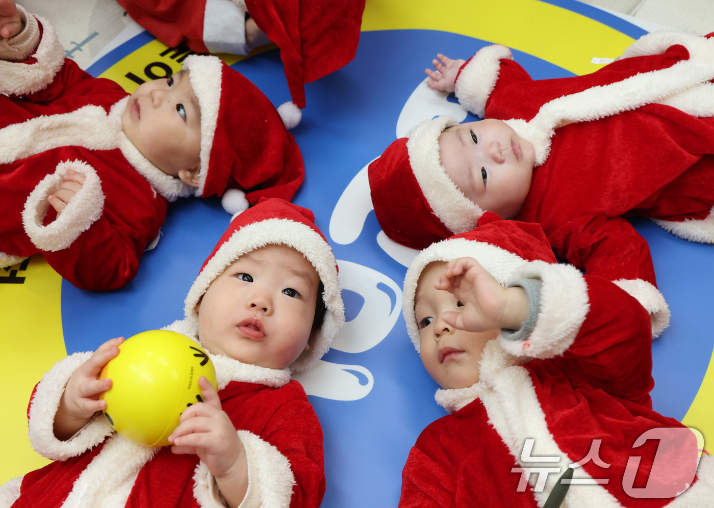 (경기광주=뉴스1) 김영운 기자 = 크리스마스를 일주일 앞둔 18일 경기 광주시 능평도서관에서 산타 복장을 입은 아기들이 놀이를 하고 있다. 2025.12.18/뉴스1