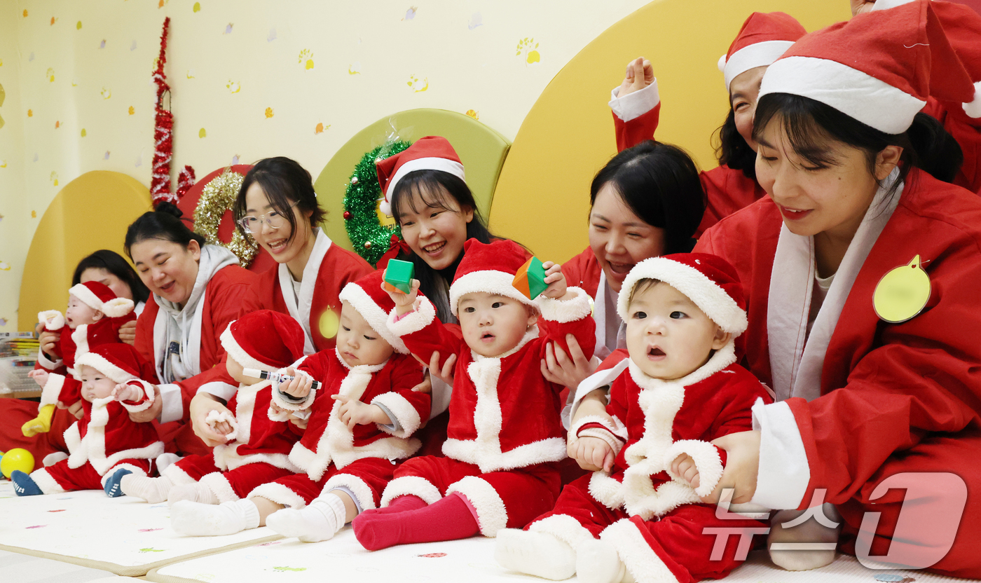 (경기광주=뉴스1) 김영운 기자 = 크리스마스를 일주일 앞둔 18일 경기 광주시 능평도서관에서 산타 복장을 입은 엄마와 아기들이 놀이를 하고 있다. 2025.12.18/뉴스1