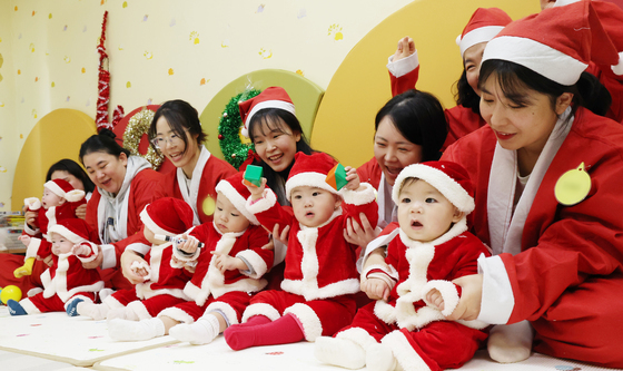 크리스마스 앞두고 찾아온 아기 산타