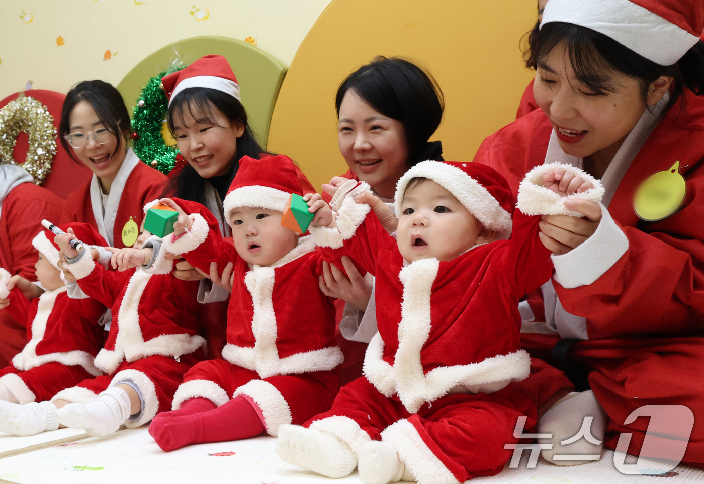 (경기광주=뉴스1) 김영운 기자 = 크리스마스를 일주일 앞둔 18일 경기 광주시 능평도서관에서 산타 복장을 입은 엄마와 아기들이 놀이를 하고 있다. 2025.12.18/뉴스1