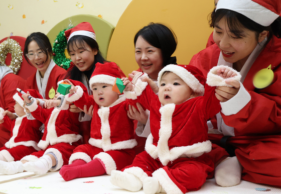 크리스마스 앞두고 찾아온 아기 산타