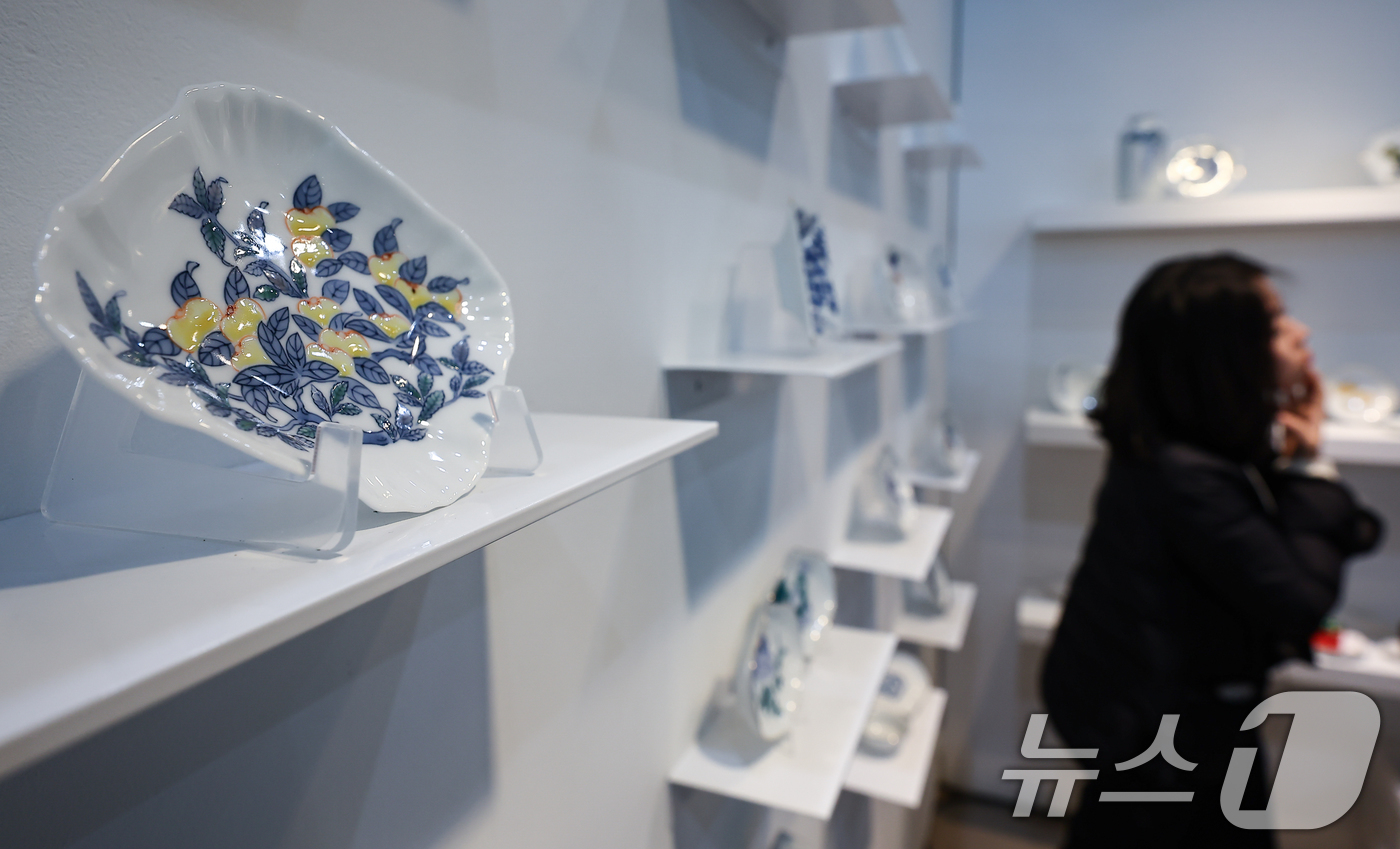 (서울=뉴스1) 김도우 기자 = 18일 서울 강남구 코엑스에서 열린 2025 홈테이블데코페어에서 관람객들이 전시품을 살펴보고 있다. 2025.12.18/뉴스1