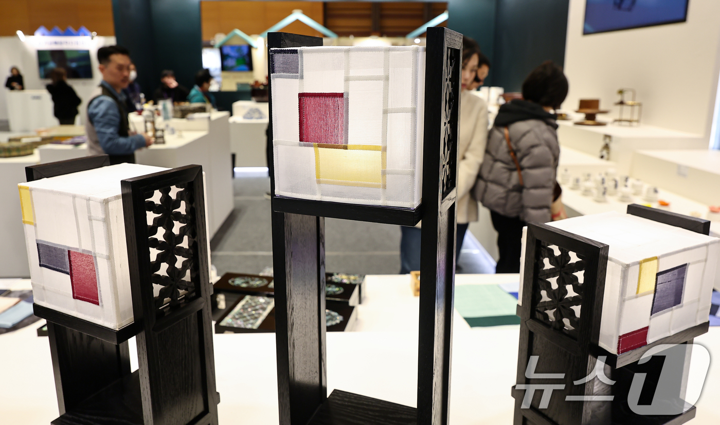 (서울=뉴스1) 김도우 기자 = 18일 서울 강남구 코엑스에서 열린 2025 홈테이블데코페어에서 관람객들이 전시품을 살펴보고 있다. 2025.12.18/뉴스1