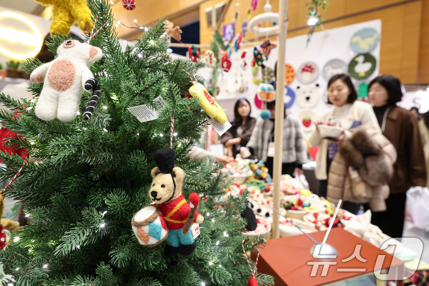 (서울=뉴스1) 김도우 기자 = 18일 서울 강남구 코엑스에서 열린 2025 홈테이블데코페어에서 관람객들이 전시품을 살펴보고 있다. 2025.12.18/뉴스1