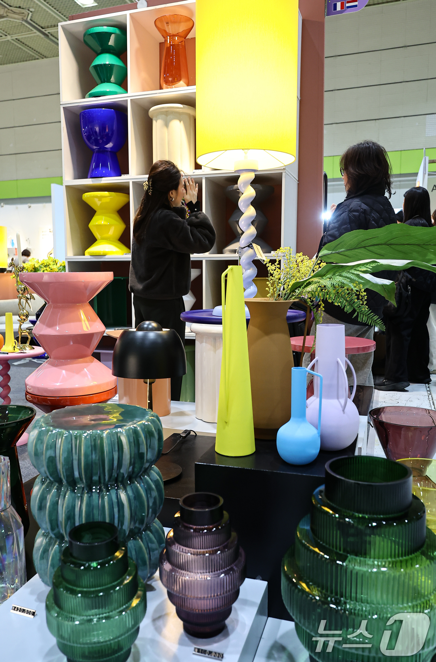 (서울=뉴스1) 김도우 기자 = 18일 서울 강남구 코엑스에서 열린 2025 홈테이블데코페어에서 관람객들이 전시품을 살펴보고 있다. 2025.12.18/뉴스1