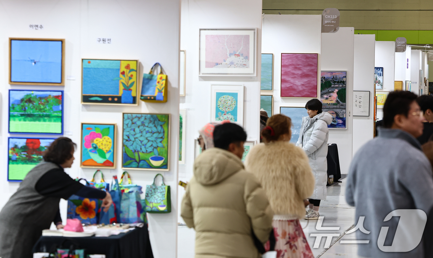 (서울=뉴스1) 김도우 기자 = 18일 서울 강남구 코엑스에서 열린 2025 홈테이블데코페어에서 관람객들이 전시품을 살펴보고 있다. 2025.12.18/뉴스1