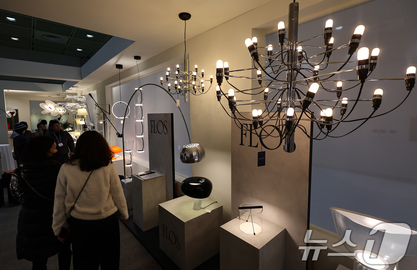 (서울=뉴스1) 김도우 기자 = 18일 서울 강남구 코엑스에서 열린 2025 홈테이블데코페어에서 관람객들이 전시품을 살펴보고 있다. 2025.12.18/뉴스1
