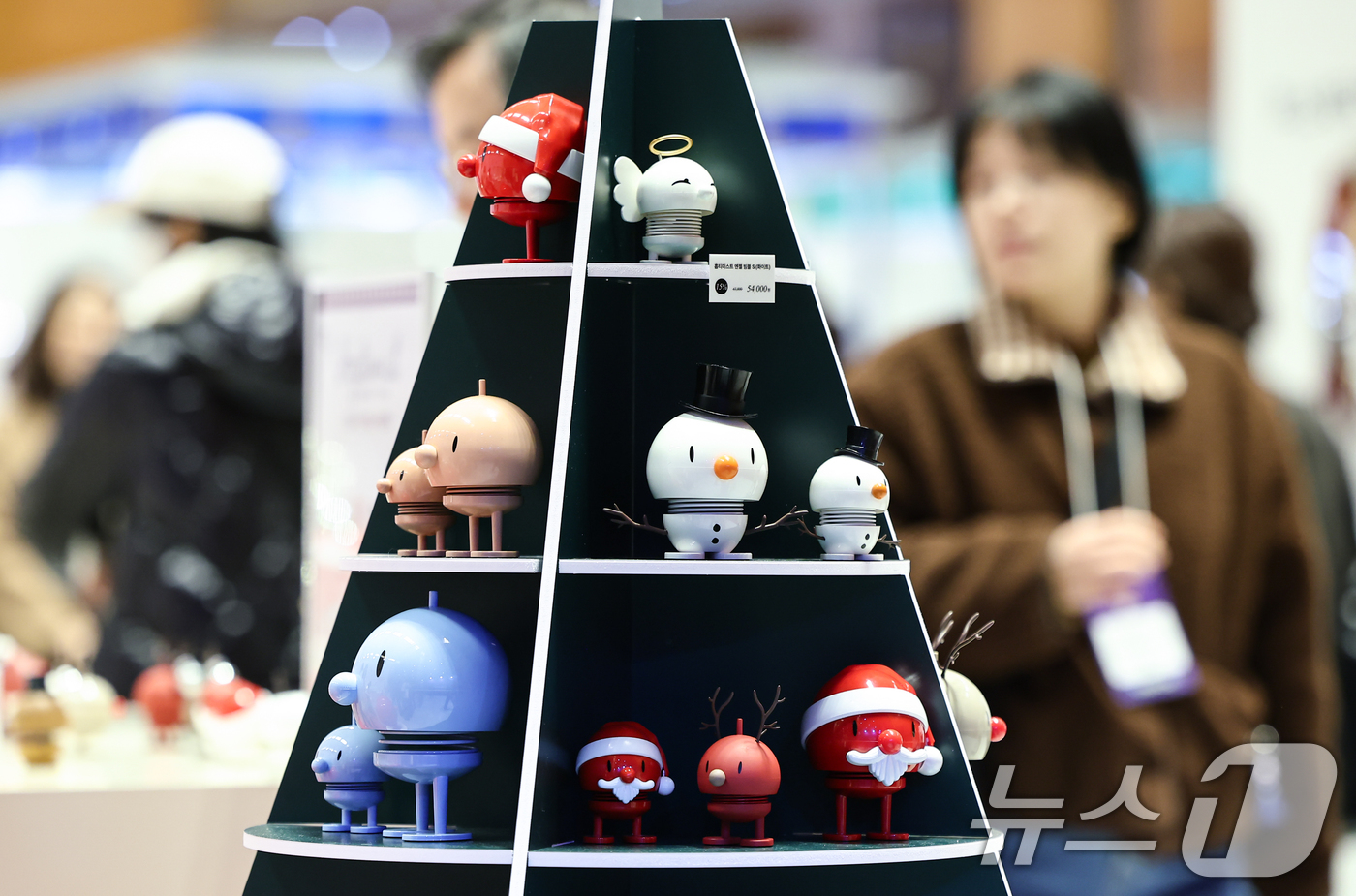 (서울=뉴스1) 김도우 기자 = 18일 서울 강남구 코엑스에서 열린 2025 홈테이블데코페어에서 관람객들이 전시품을 살펴보고 있다. 2025.12.18/뉴스1