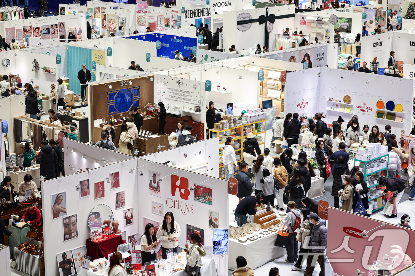 (서울=뉴스1) 김도우 기자 = 18일 서울 강남구 코엑스에서 열린 2025 홈테이블데코페어에서 관람객들이 전시품을 살펴보고 있다. 2025.12.18/뉴스1