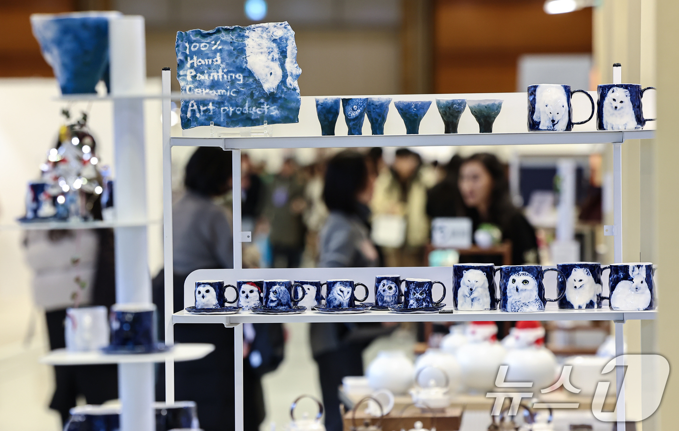 (서울=뉴스1) 김도우 기자 = 18일 서울 강남구 코엑스에서 열린 2025 홈테이블데코페어에서 관람객들이 전시품을 살펴보고 있다. 2025.12.18/뉴스1
