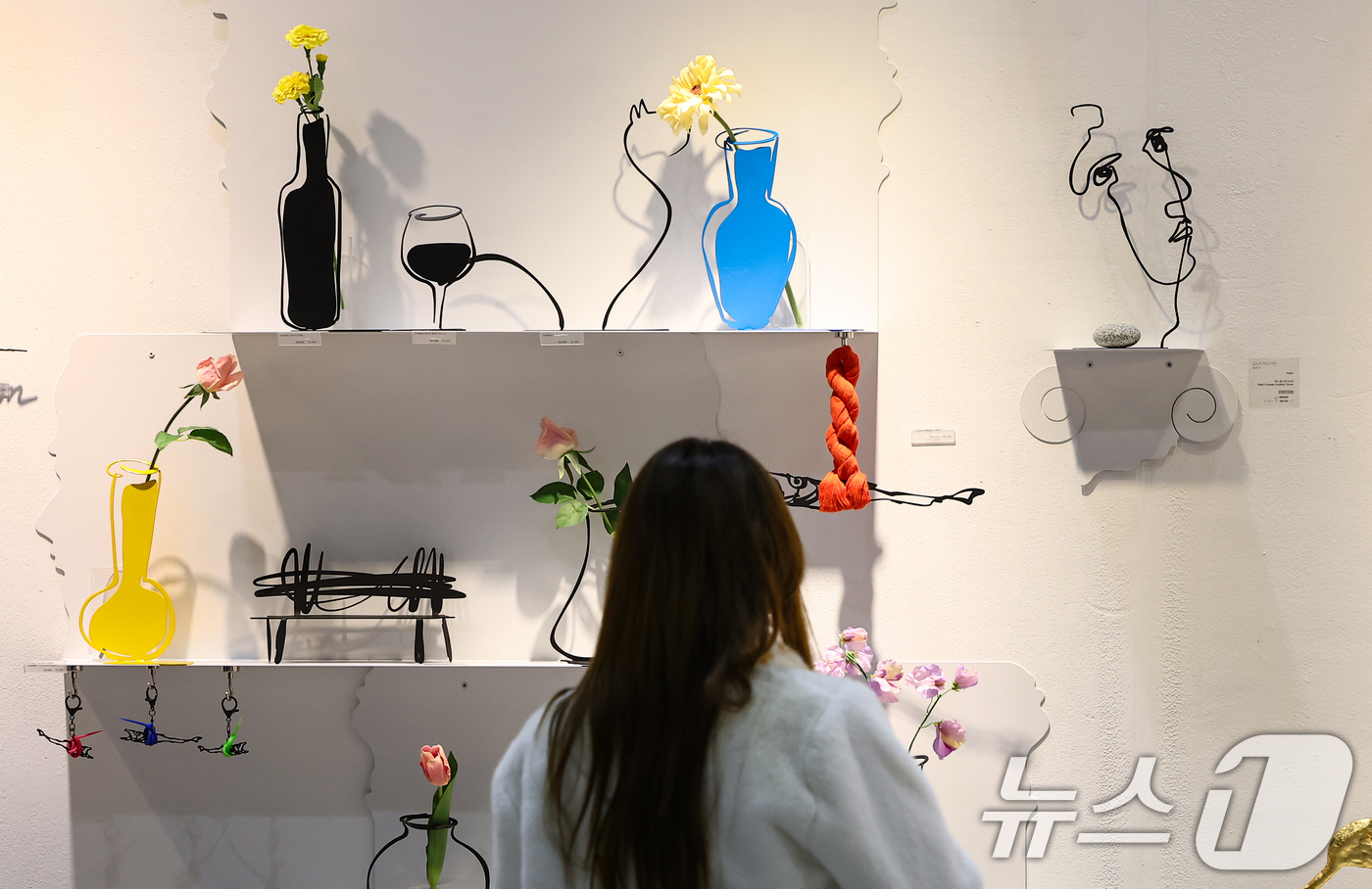 (서울=뉴스1) 김도우 기자 = 18일 서울 강남구 코엑스에서 열린 2025 홈테이블데코페어에서 관람객들이 전시품을 살펴보고 있다. 2025.12.18/뉴스1