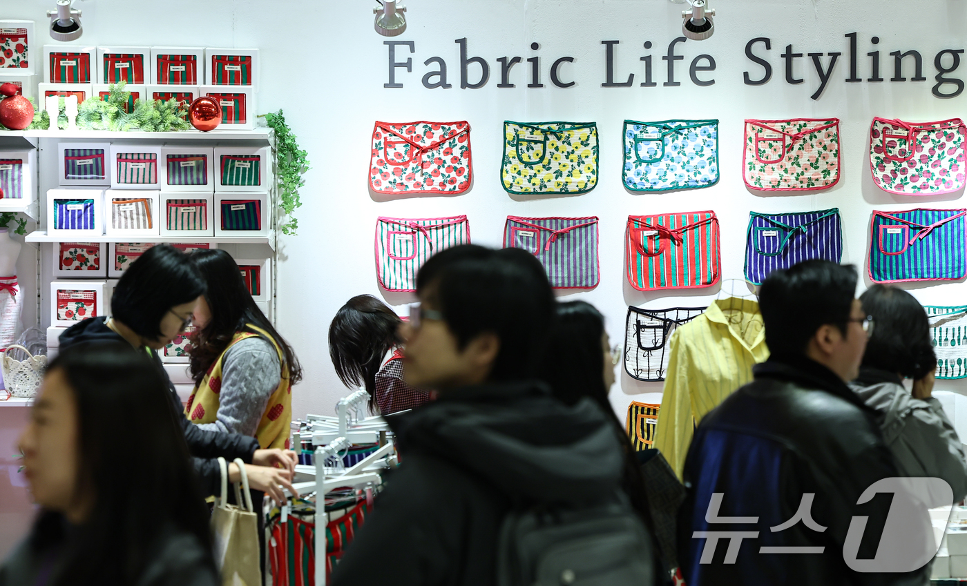 (서울=뉴스1) 김도우 기자 = 18일 서울 강남구 코엑스에서 열린 2025 홈테이블데코페어에서 관람객들이 전시품을 살펴보고 있다. 2025.12.18/뉴스1