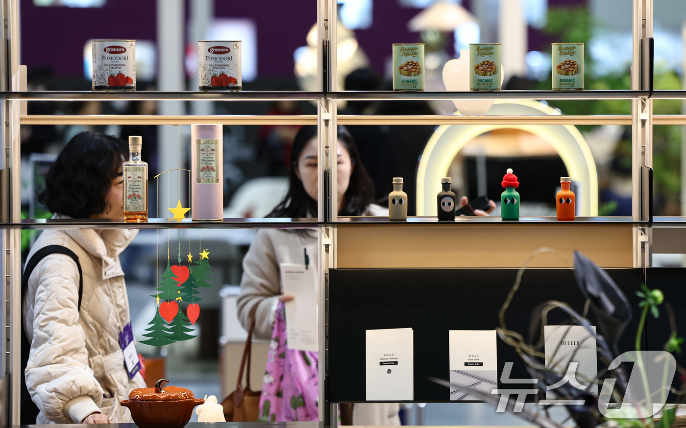 (서울=뉴스1) 김도우 기자 = 18일 서울 강남구 코엑스에서 열린 2025 홈테이블데코페어에서 관람객들이 전시품을 살펴보고 있다. 2025.12.18/뉴스1