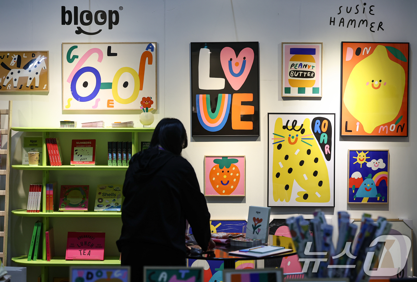 (서울=뉴스1) 김도우 기자 = 18일 서울 강남구 코엑스에서 열린 2025 홈테이블데코페어에서 관람객들이 전시품을 살펴보고 있다. 2025.12.18/뉴스1