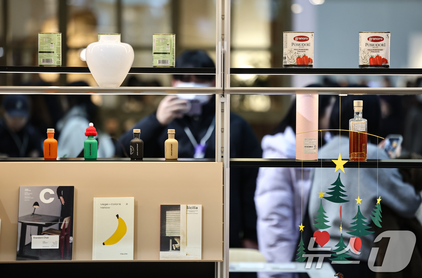 (서울=뉴스1) 김도우 기자 = 18일 서울 강남구 코엑스에서 열린 2025 홈테이블데코페어에서 관람객들이 전시품을 살펴보고 있다. 2025.12.18/뉴스1