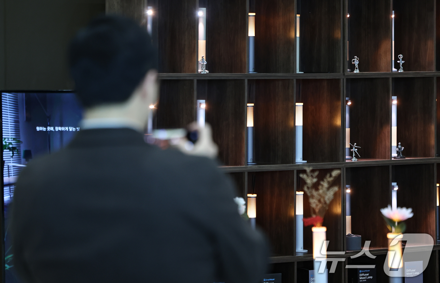 (서울=뉴스1) 김도우 기자 = 18일 서울 강남구 코엑스에서 열린 2025 홈테이블데코페어에서 관람객들이 전시품을 살펴보고 있다. 2025.12.18/뉴스1