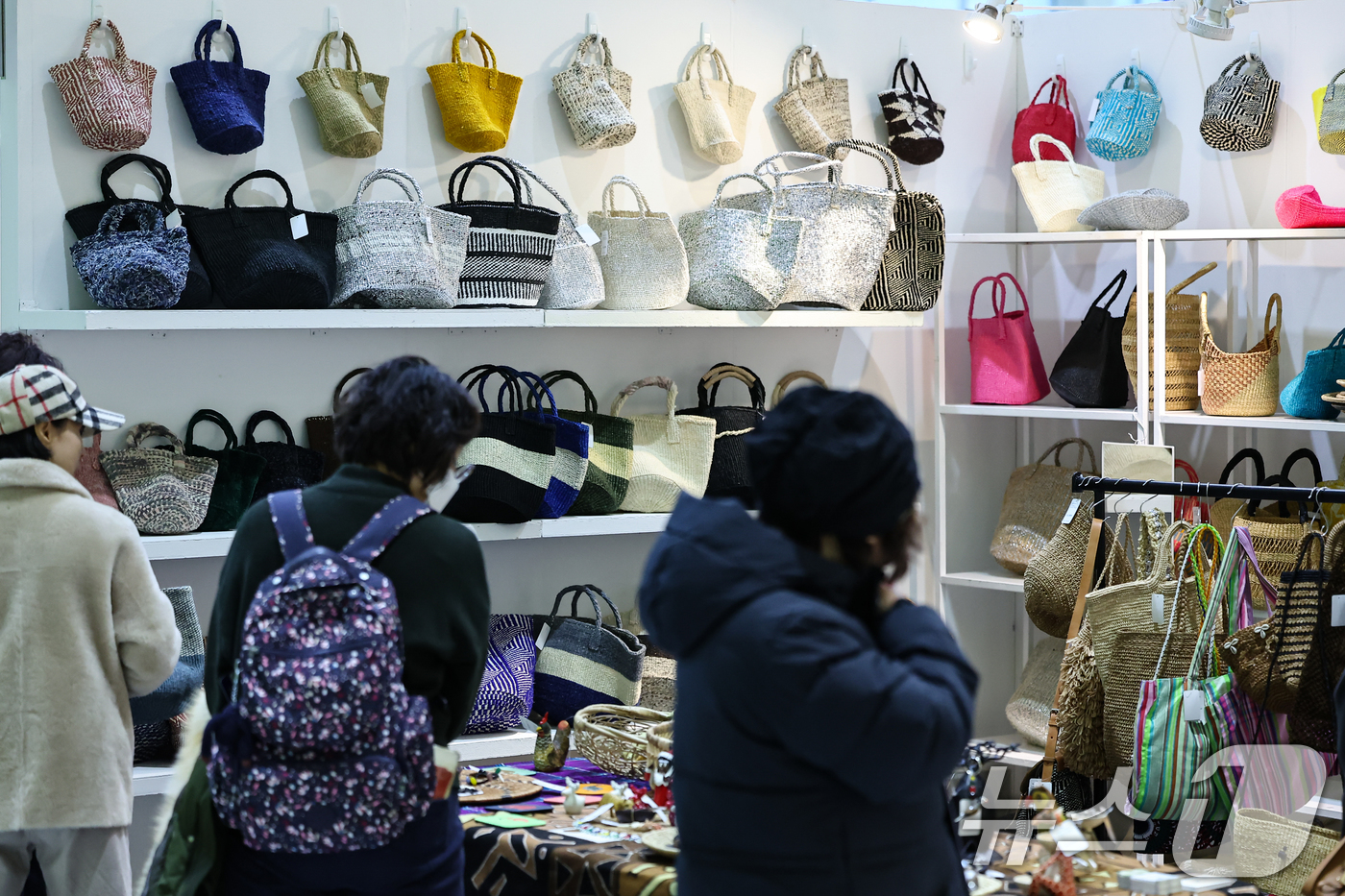 (서울=뉴스1) 김도우 기자 = 18일 서울 강남구 코엑스에서 열린 2025 홈테이블데코페어에서 관람객들이 전시품을 살펴보고 있다. 2025.12.18/뉴스1