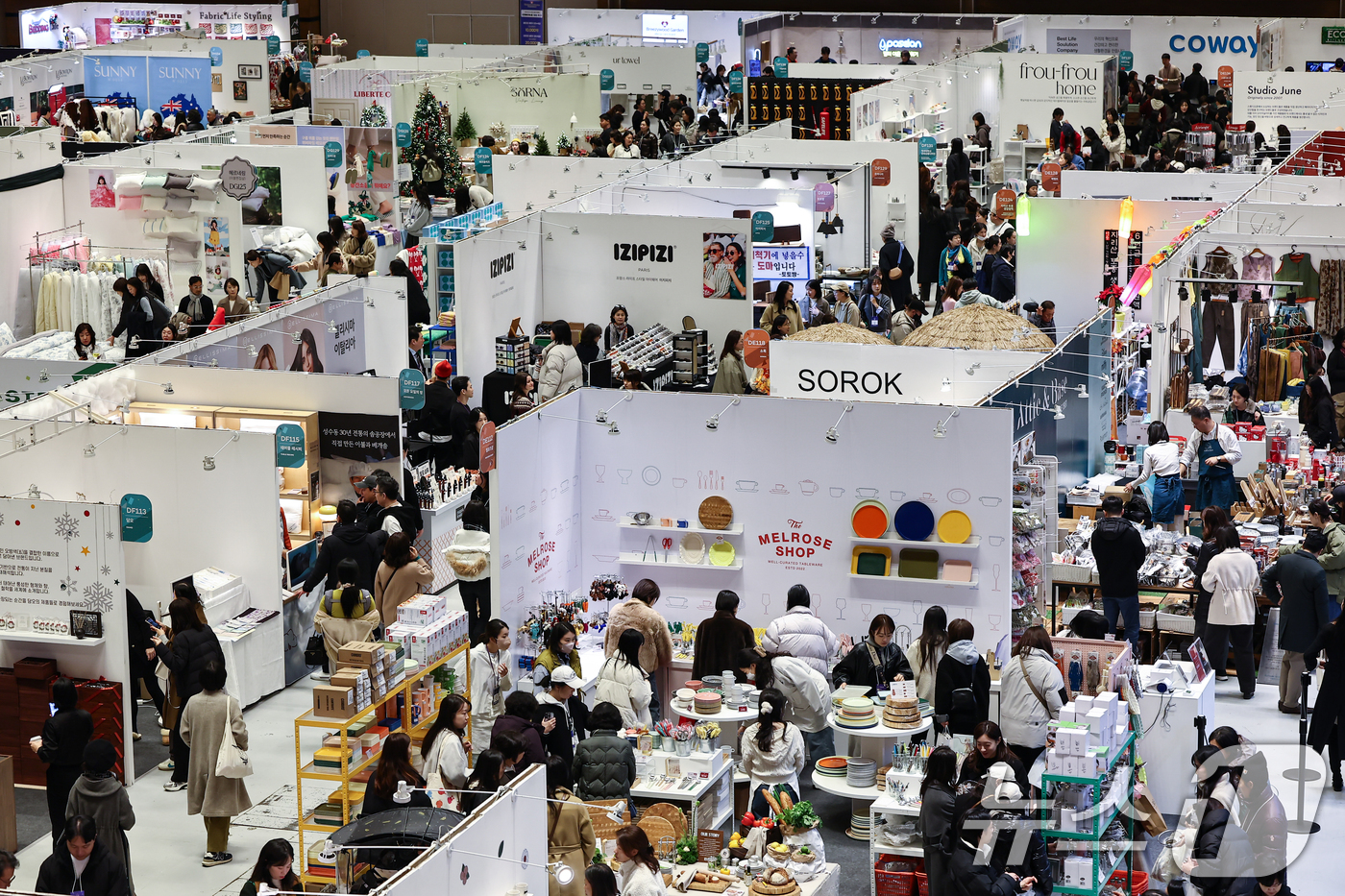 (서울=뉴스1) 김도우 기자 = 18일 서울 강남구 코엑스에서 열린 2025 홈테이블데코페어에서 관람객들이 전시품을 살펴보고 있다. 2025.12.18/뉴스1