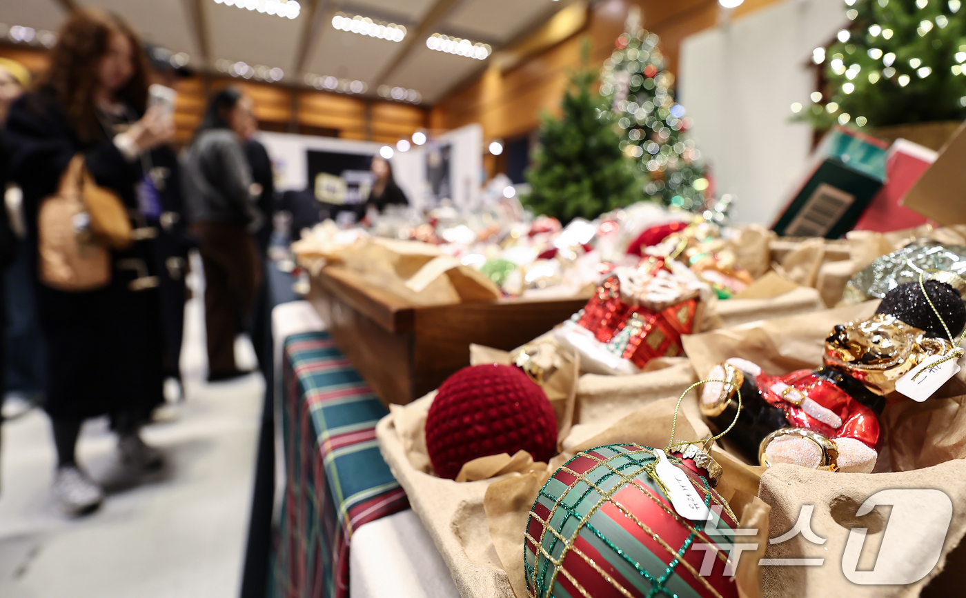 (서울=뉴스1) 김도우 기자 = 18일 서울 강남구 코엑스에서 열린 2025 홈테이블데코페어에서 관람객들이 전시품을 살펴보고 있다. 2025.12.18/뉴스1
