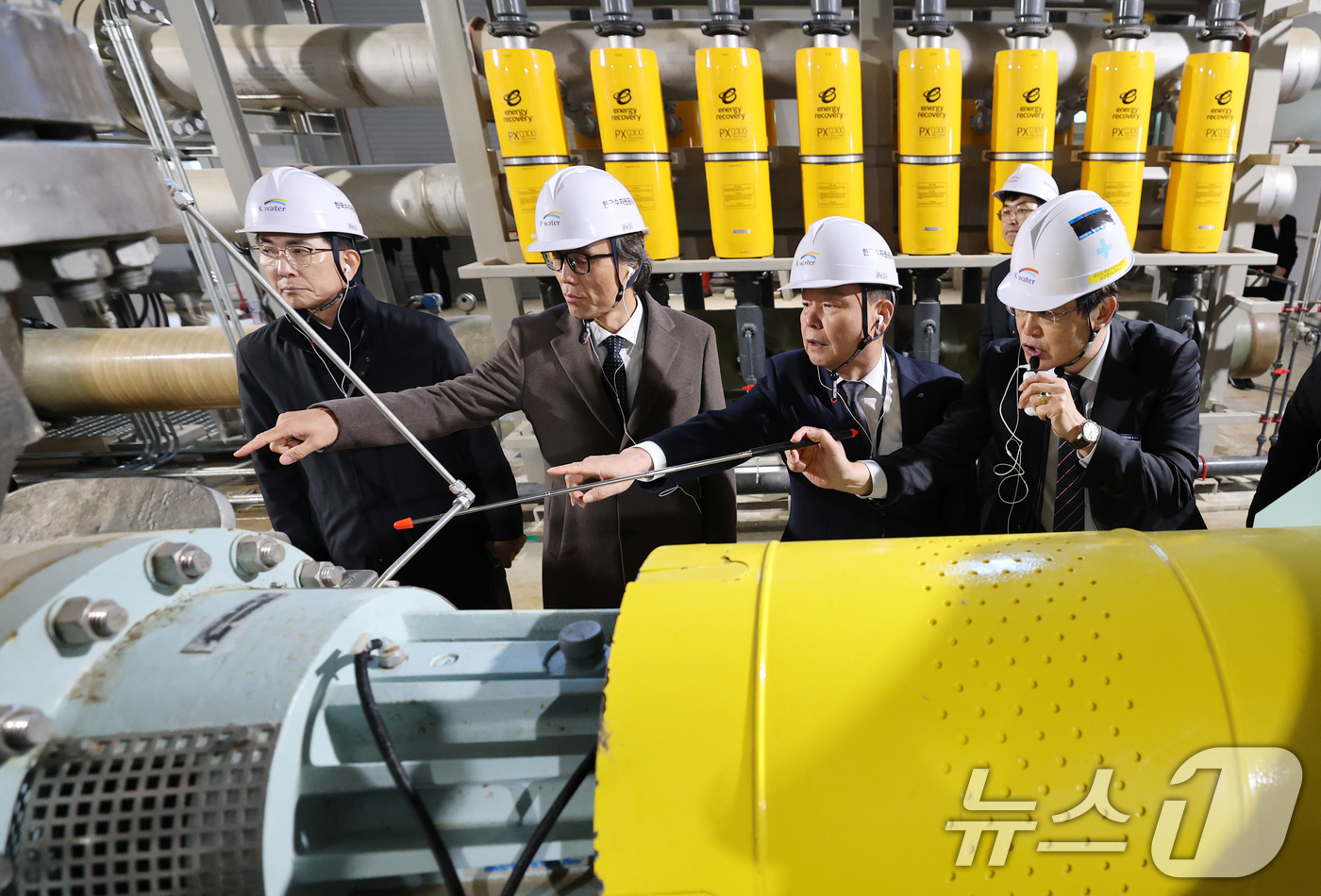 (서산=뉴스1) 김기태 기자 = 윤석대 한국수자원공사 사장이 금한승 기후에너지환경부 1차관, 이완섭 서산시장과 18일 충남 서산 대산해담 플랜트부지에서 열린 대산임해산업지역 해수담 …