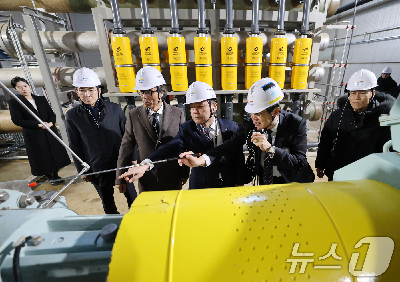 (서산=뉴스1) 김기태 기자 = 윤석대 한국수자원공사 사장이 금한승 기후에너지환경부 1차관, 이완섭 서산시장과 18일 충남 서산 대산해담 플랜트부지에서 열린 대산임해산업지역 해수담 …
