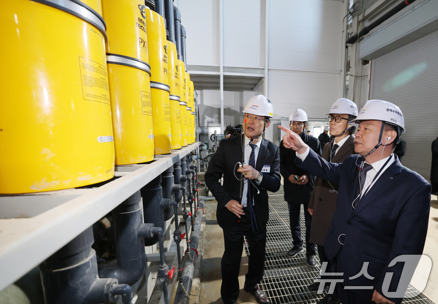 (서산=뉴스1) 김기태 기자 = 윤석대 한국수자원공사 사장이 금한승 기후에너지환경부 1차관, 이완섭 서산시장과 18일 충남 서산 대산해담 플랜트부지에서 열린 대산임해산업지역 해수담 …