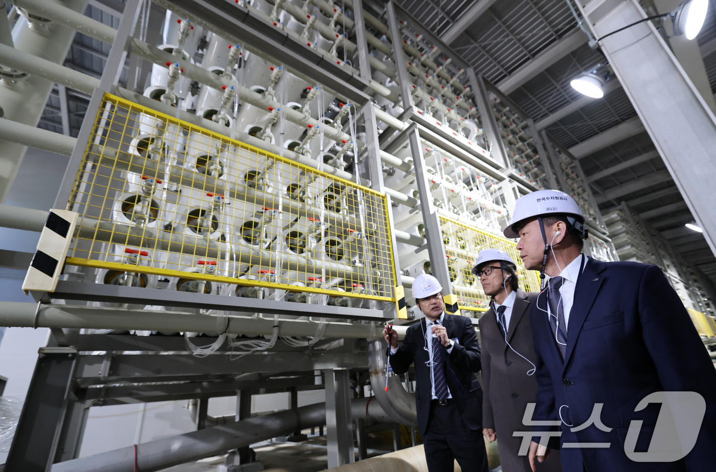 (서산=뉴스1) 김기태 기자 = 윤석대 한국수자원공사 사장이 금한승 기후에너지환경부 1차관, 이완섭 서산시장과 18일 충남 서산 대산해담 플랜트부지에서 열린 대산임해산업지역 해수담 …