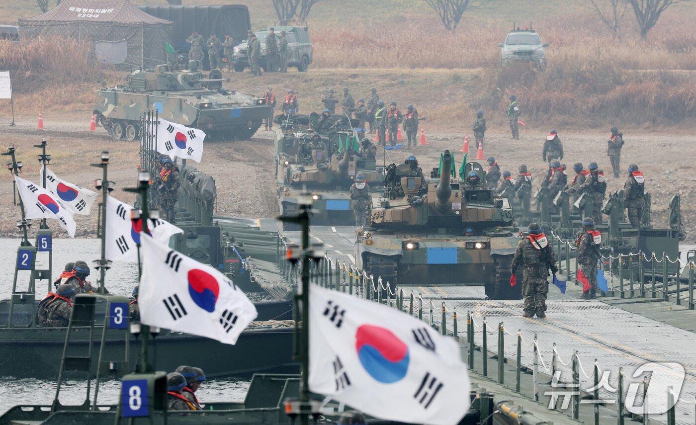 본문 이미지 -  경기 여주시 남한강 일대 훈련장에서 호국훈련의 일환으로 실시한 도하훈련에서 육군 제7공병여단 장병들과 제8기동사단 장병들이 부교 도하 훈련을 하고 있다. (한국사진기자협회 경기지회 제공. 재판매 및 DB 금지)