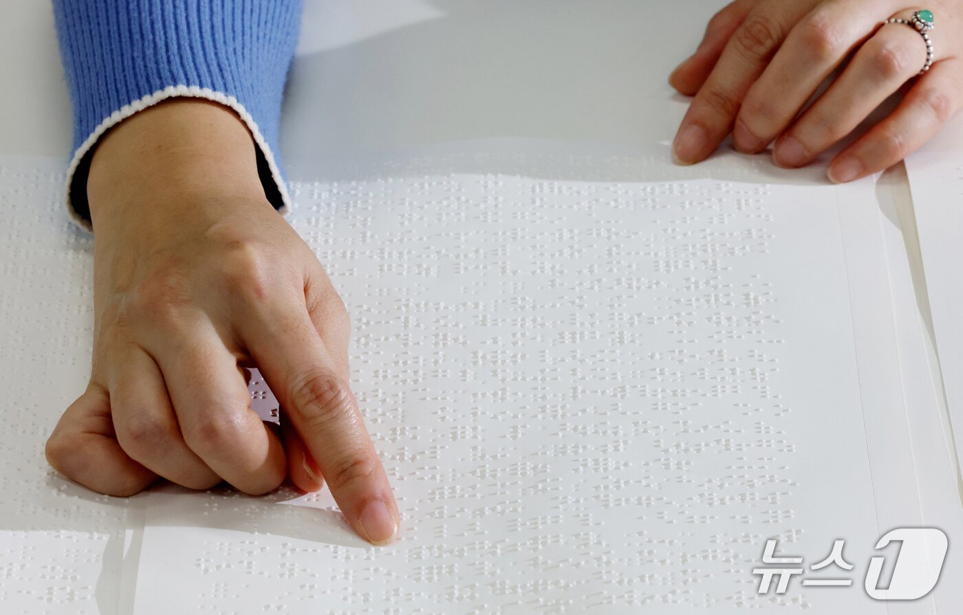 본문 이미지 - 경기 수원시 팔달구 경기도시각장애인도서관에서 관계자가 제작이 완료된 점자책을 검수하고 있다. (한국사진기자협회 경기지회 제공. 재판매 및 DB 금지)