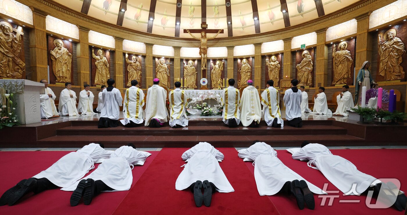 본문 이미지 - 경기 수원시 장안구 정자동주교좌성당에서 ‘2025년 천주교 수원교구 부제 서품식’이 거행되고 있다. (한국사진기자협회 경기지회 제공. 재판매 및 DB 금지)