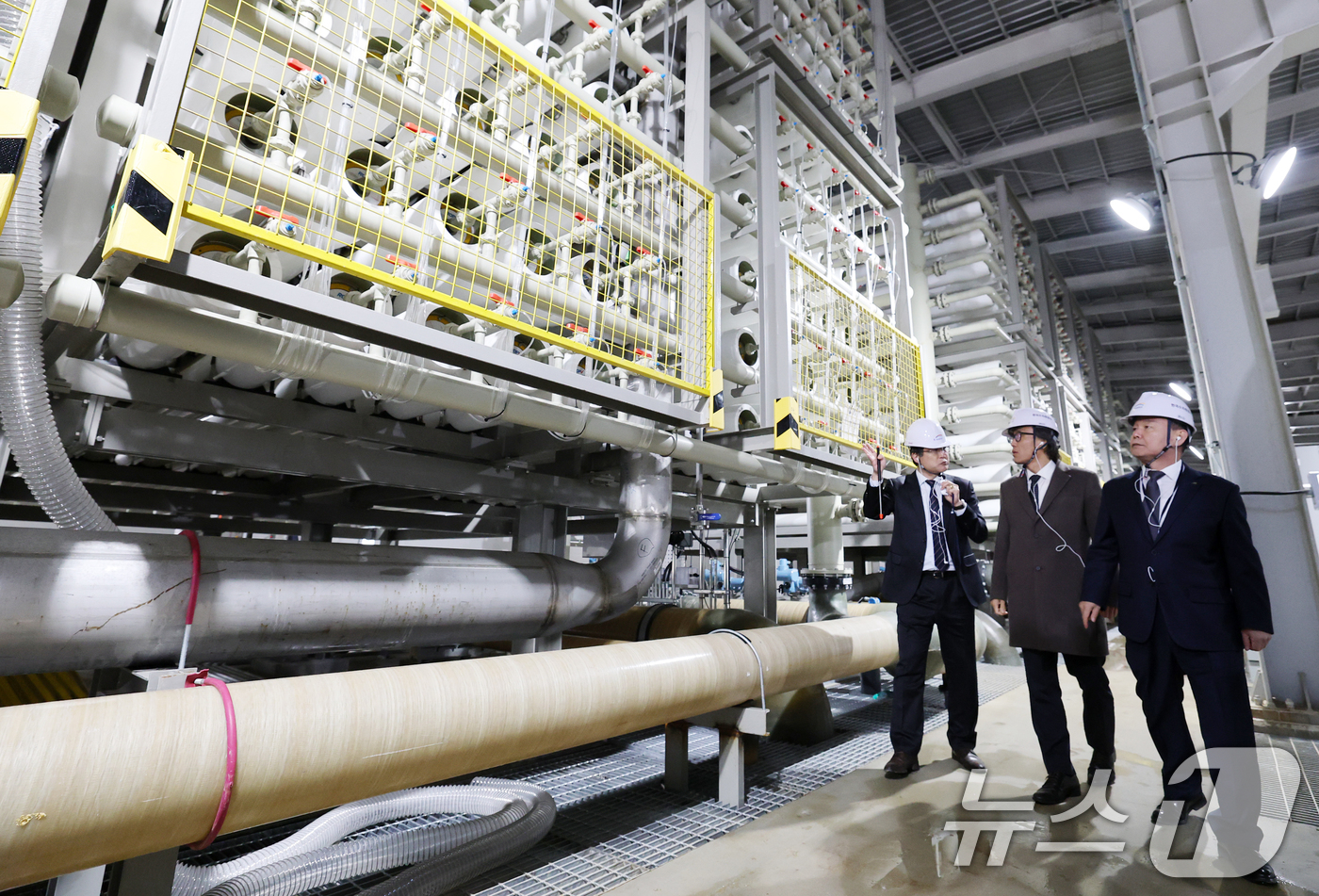 (서산=뉴스1) 김기태 기자 = 윤석대 한국수자원공사 사장이 금한승 기후에너지환경부 1차관과 18일 충남 서산 대산해담 플랜트부지에서 열린 대산임해산업지역 해수담수화사업 준공식을 …