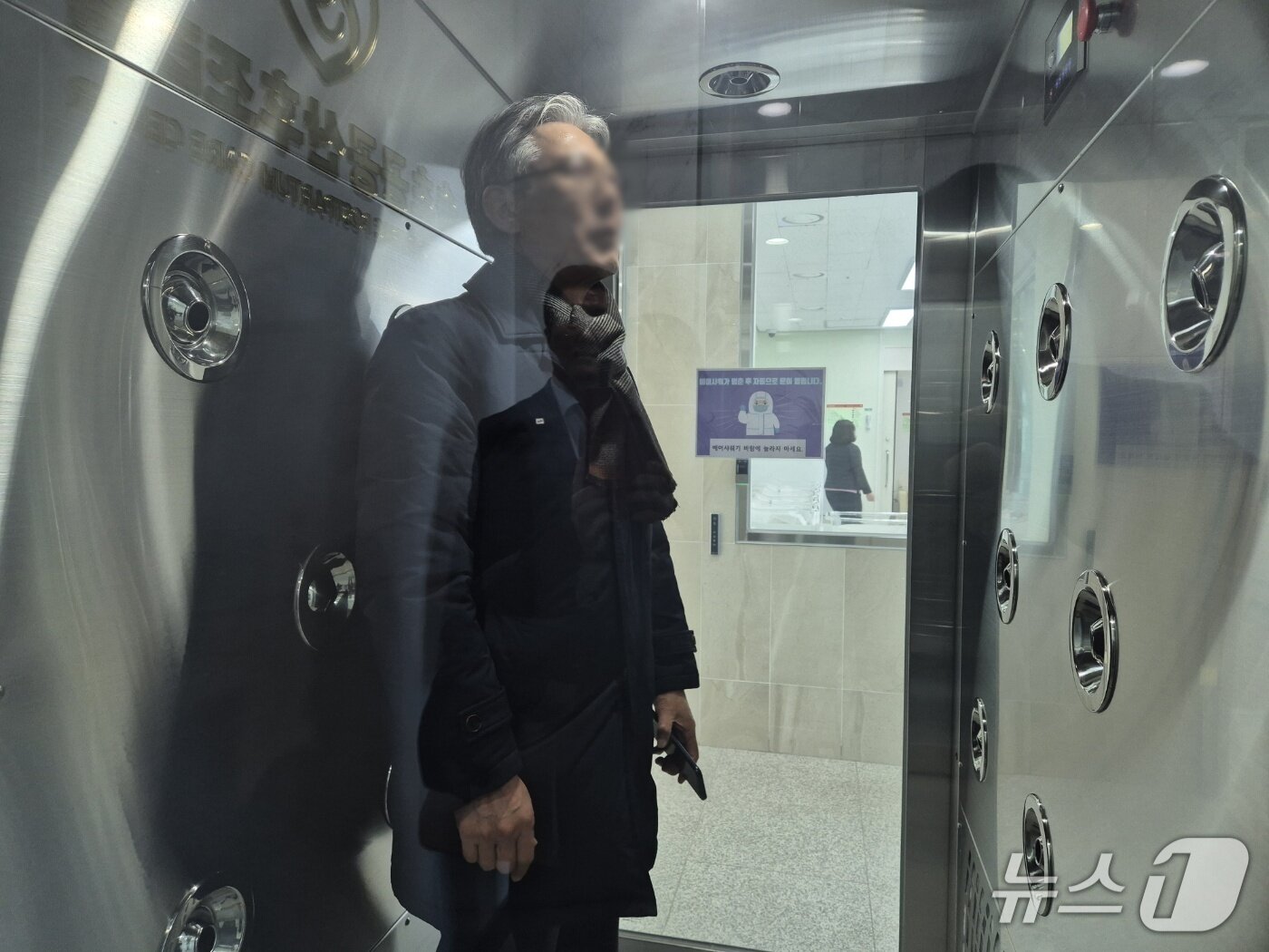 본문 이미지 - 18일 개장식을 갖고 내년 1월 1일 본격 운영에 들어가는 강원 영동 북부권 최초 공공산후조리 시설인 속초공공산후조리원 출입구 에어샤워 시설. 방문객이 출입 체험을 하고 있다.2025.12.18/뉴스1 윤왕근 기자