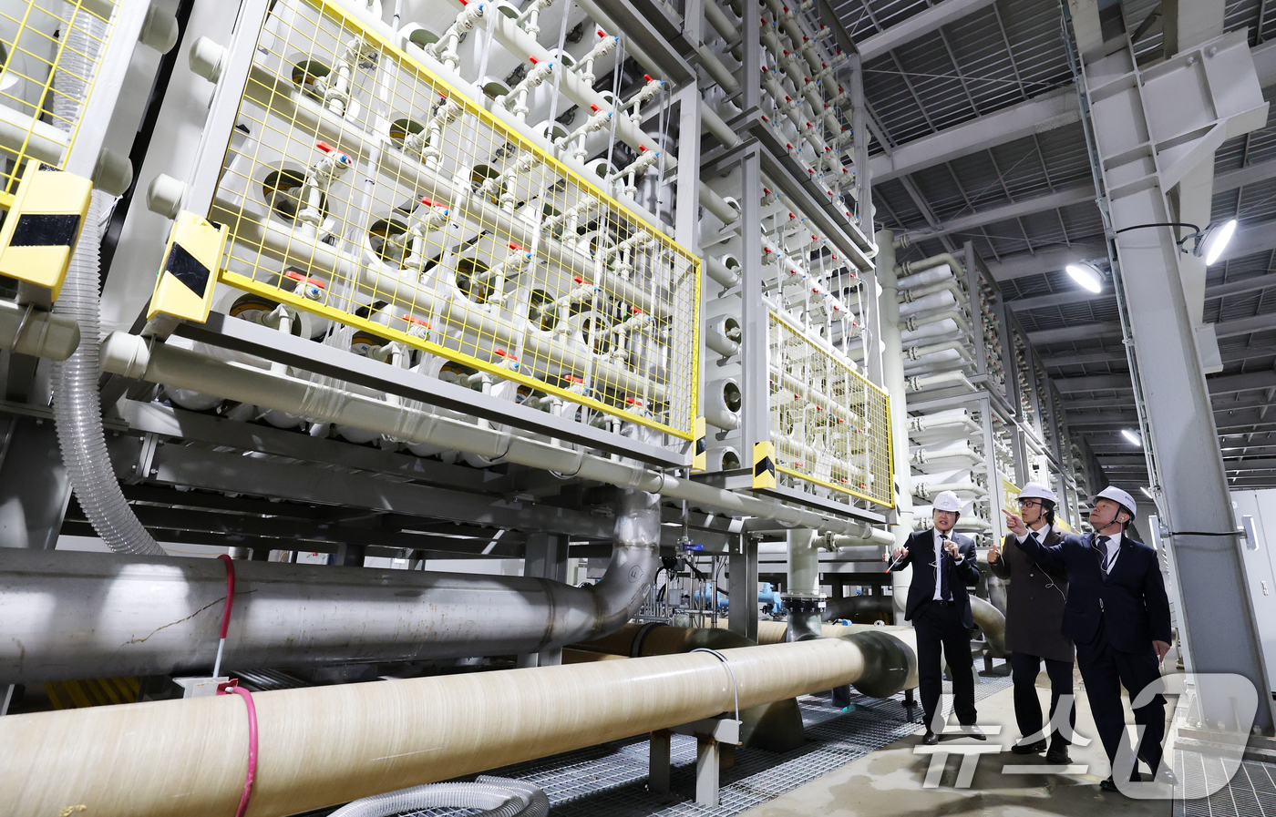 (서산=뉴스1) 김기태 기자 = 윤석대 한국수자원공사 사장이 금한승 기후에너지환경부 1차관과 18일 충남 서산 대산해담 플랜트부지에서 열린 대산임해산업지역 해수담수화사업 준공식을 …