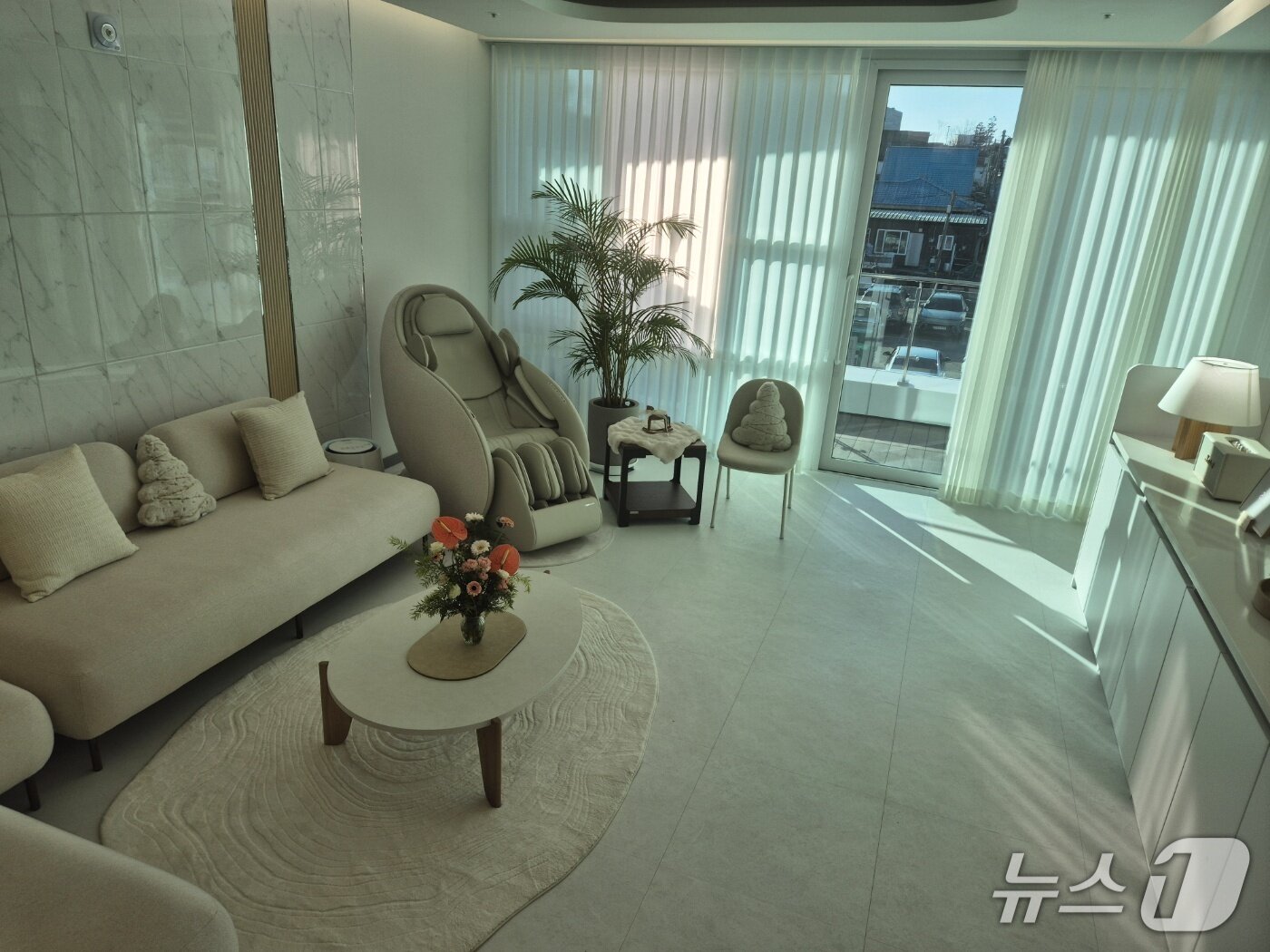 본문 이미지 - 18일 개장식을 갖고 내년 1월 1일 본격 운영에 들어가는 강원 영동 북부권 최초 공공산후조리 시설인 속초공공산후조리원 산모 휴게실.2025.12.18/뉴스1 윤왕근 기자